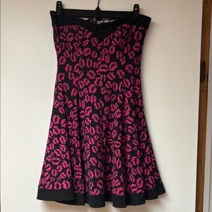 Hot Topic Black and Pink Lip Print Dress